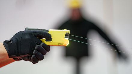 Berliner Polizei verfügt inzwischen über 254 sogenannte Taser. (Symbolbild)