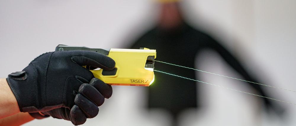Berliner Polizei verfügt inzwischen über 254 sogenannte Taser. (Symbolbild)