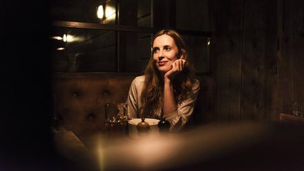 Auch Frauen fühlen sich zu jüngeren Partnern hingezogen. Warum gehen sie trotzdem so oft Beziehungen mit älteren Männern ein?