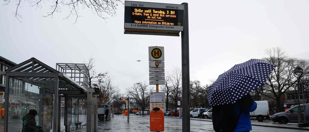 An den meisten Stationen der BVG warteten Fahrgäste am Montag vergeblich.