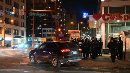 Drei Menschen wurden verletzt, als ein Autofahrer nach dem Einzug des American-Football-Teams Philadelphia Eagles in den Super Bowl in der Stadt in eine Fan-Gruppe fuhr.