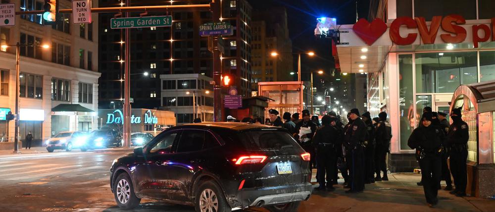 Drei Menschen wurden verletzt, als ein Autofahrer nach dem Einzug des American-Football-Teams Philadelphia Eagles in den Super Bowl in der Stadt in eine Fan-Gruppe fuhr.