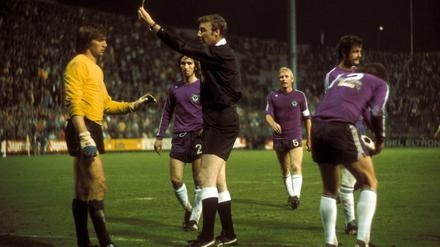 Hubert Birkenmeier, der Torhüter von Tennis Borussia (links), während der Bundesligasaison 1974/75