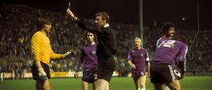 Hubert Birkenmeier, der Torhüter von Tennis Borussia (links), während der Bundesligasaison 1974/75