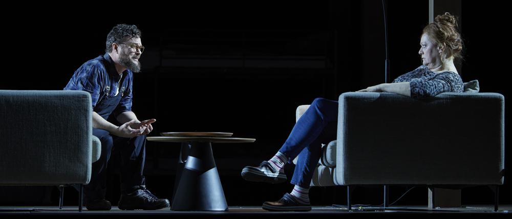 Szene aus „Die Frau ohne Schatten“ an der Deutschen Oper Berlin mit Jordan Shanahan und Catherine Foster.