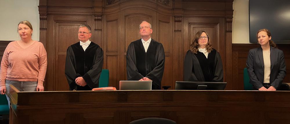 Die zuständige Strafkammer unter dem Vorsitz von Richter Wolfgang Dobrikat (M) vor Prozessbeginn. Fünf Monate nach einem tödlichen Messerangriff auf eine 36-Jährige beginnt gegen ihren 50 Jahre alten Ex-Mann der Prozess wegen Mordes vor dem Berliner Landgericht. 