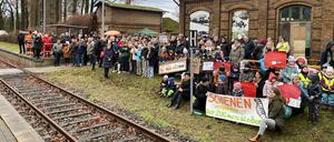 Großer Bahnhof: In Meyenburg wurde der von märkischen Bundestagsabgeordneten losgeschickte „Berlin-Warnemünde-Express“ schon erwartet.