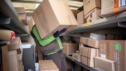 Paketboten müssen manchmal auch besonders schwere Sendungen schleppen. (Symbolfoto)