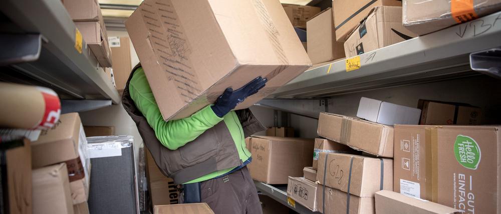 Paketboten müssen manchmal auch besonders schwere Sendungen schleppen. (Symbolfoto)