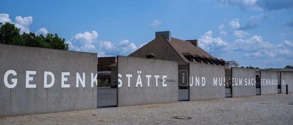 Eingang zur Gedenkstätte und Museum Sachsenhausen: Am 27. Januar 1945 hatten sowjetische Truppen die Überlebenden des deutschen Vernichtungslagers Auschwitz im besetzten Polen befreit. Seit 1996 wird der Tag in Deutschland als Holocaust-Gedenktag begangen. (Archivbild)