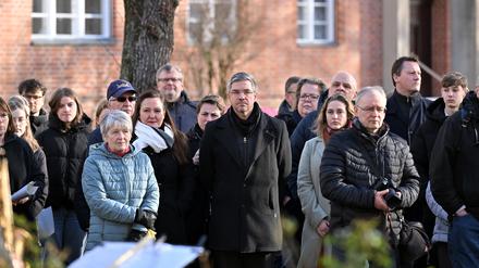 Oberbürgermeister Mike Schubert und Wissenschafts- und Kulturministerin Manja Schüle (beide SPD) beim Gedenken am Willi-Frohwein-Platz.