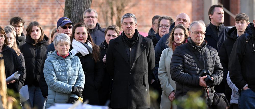 Oberbürgermeister Mike Schubert und Wissenschafts- und Kulturministerin Manja Schüle (beide SPD) beim Gedenken am Willi-Frohwein-Platz.