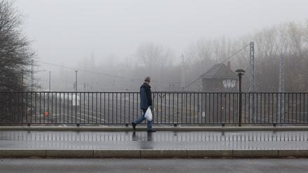 Die Kniprodestraßenbrücke in Berlin-Prenzlauer Berg.