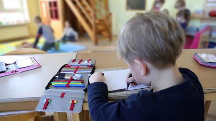 Kita, Kitakinder, Basteln, Malen, Spielen, Vorschule, Symbolbild Kindertagesstätte