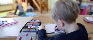 Kita, Kitakinder, Basteln, Malen, Spielen, Vorschule, Symbolbild Kindertagesstätte