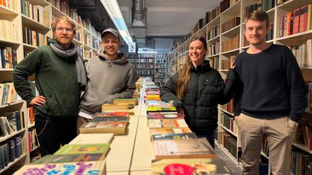 Vier von zwölf Genoss:innen: Lennard Markus, Lutz Vössing, Mathilde Wilkens und Fritjof Stiller. 20 Jahre befand sich das Antiquariat Hennwack in der Steglitzer Albrechtstraße, zum 1. Januar 2025 übernahm eine Genossenschaft aus zwölf jungen Buchliebhaber:innen den Laden. Im Frühjahr 2025 öffnet der Gebrauchtbuchladen in der Feuerbachstraße 26 wieder.