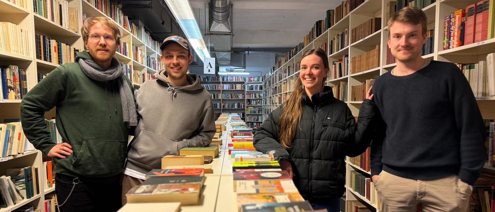 Vier von zwölf Genoss:innen: Lennard Markus, Lutz Vössing, Mathilde Wilkens und Fritjof Stiller. 20 Jahre befand sich das Antiquariat Hennwack in der Steglitzer Albrechtstraße, zum 1. Januar 2025 übernahm eine Genossenschaft aus zwölf jungen Buchliebhaber:innen den Laden. Im Frühjahr 2025 öffnet der Gebrauchtbuchladen in der Feuerbachstraße 26 wieder.