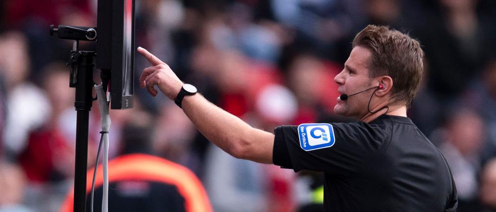 Schiedsrichter Felix Brych bei einem VAR-Eingriff.