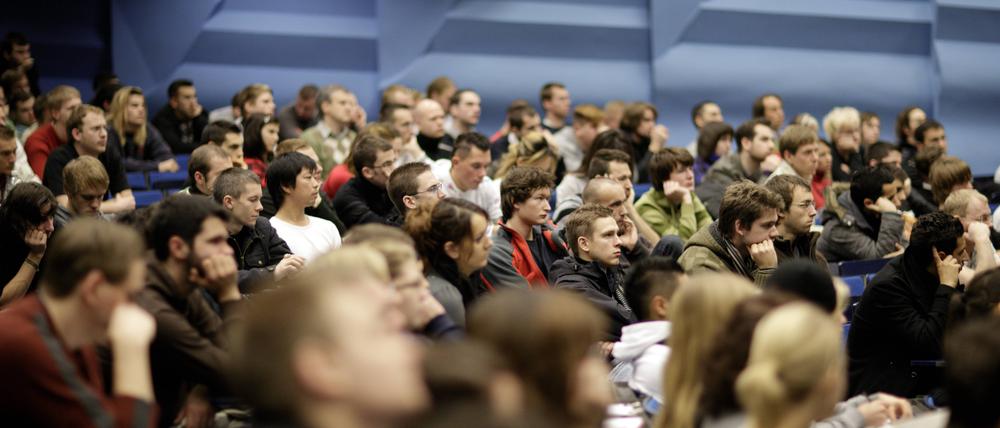 Studenten in einem Hoersaal an der Technischen Universitaet Berlin.