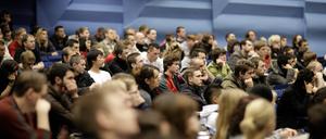 Studenten in einem Hoersaal an der Technischen Universitaet Berlin.