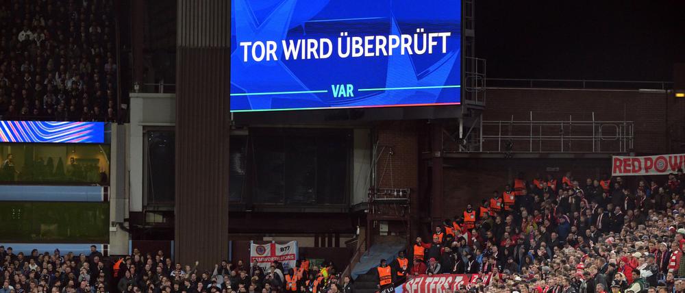 Wird künftig auch vom Schiedsrichter erklärt: Ein Videobeweis beim Champions-League-Spiel Aston Villa gegen Bayern München.