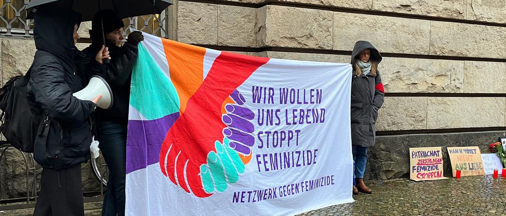 Fünf Monate nach dem Tod einer vierfachen Mutter steht ihr Ex-Mann vor Gericht - von einem Femizid geht die Staatsanwaltschaft aus. 