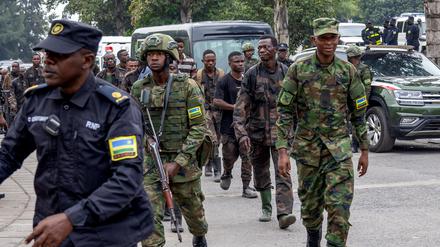 Ruandische Sicherheitskräfte eskortieren Soldaten der regulären Armee der Demokratischen Republik Kongo, die sich den Rebellen in Goma ergeben haben. 