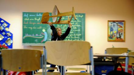 Schüler nach Stundenschluss im Klassenraum. Freie Georgschule / Waldorfschule in der Seecktstraße 2 in Berlin Spandau.