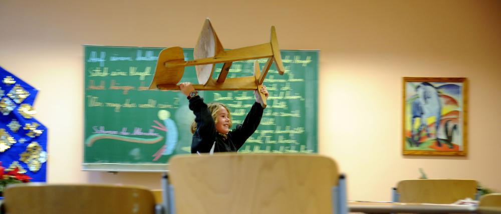 Schüler nach Stundenschluss im Klassenraum. Freie Georgschule / Waldorfschule in der Seecktstraße 2 in Berlin Spandau.