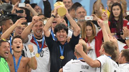 Joachim Löw (in schwarz) bei seinem größten Triumph als Bundestrainer: dem Gewinn des WM-Pokals 2014 in Brasilien.