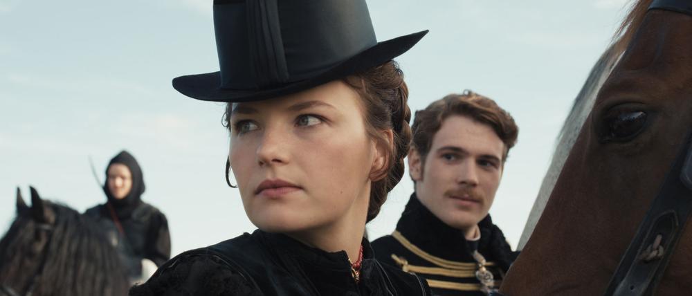 Szene aus der zweiten Staffel der Dramaserie „Die Kaiserin“ mit Devrim Lingnau als Sisi und Philip Froissant als Kaiser Franz Joseph I. (Bild: Netflix)