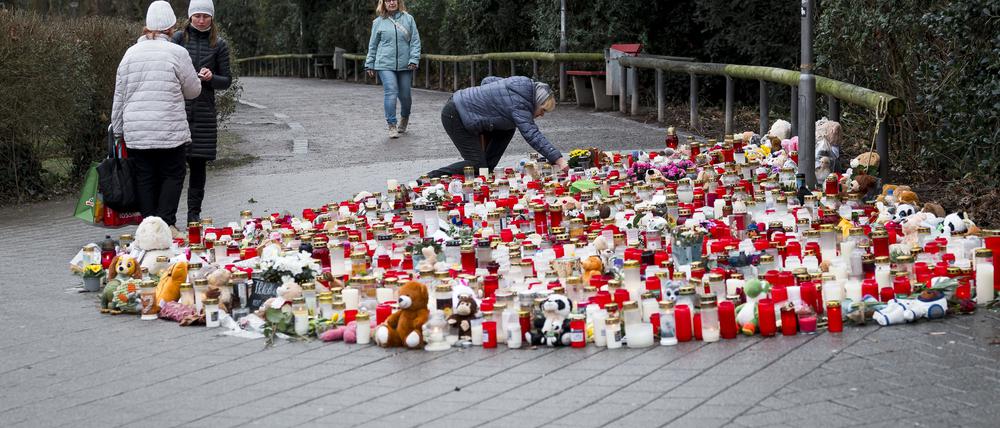 Aschaffenburg: Eine Person legt einige Tage nach dem tödlichen Messerangriff Blumen im Park nieder.