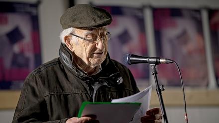 Zeitzeuge Peter Neuhof spricht auf einer Gedenkkundgebung der Berliner Vereinigung der Verfolgten des Naziregimes zum 81. Jahrestag des Novemberpogrome 1938. 
