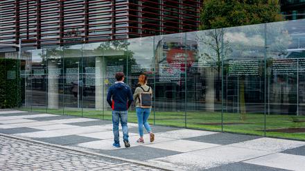 Kunstwerk „Grundgesetz 49“ von Dani Karavan, 19 Glasscheiben am Jakob-Kaiser-Haus am Spreeufer in Berlin.