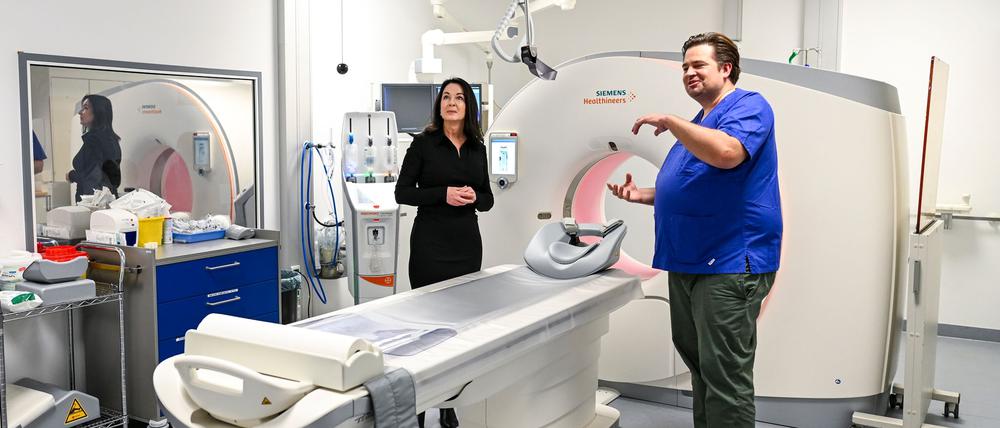 Gesundheitsministerium Britta Müller (parteilos) will die Kliniken auf dem Weg zur Umsetzung der Krankenhausreform begleiten. Bei einem Besuch im Klinikum Ernst von Bergmann besichtigt sie auch ein Computertomografie-Gerät.