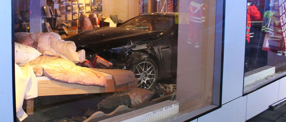 Ein Auto landet bei einem Unfall in Minden im Bettengeschäft. 