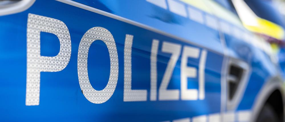 An der Tür von einem Streifenwagen steht der Schriftzug «Polizei». (Symbolbild)