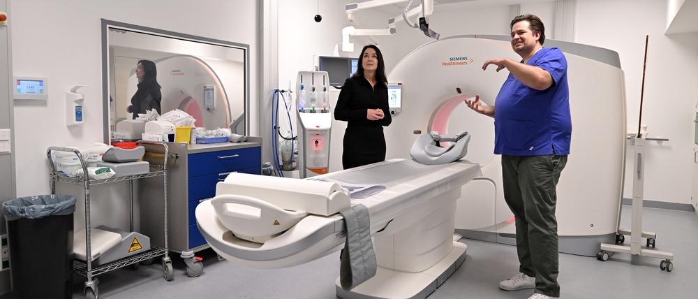 Lukas Beyer, Leitender Chefarzt Radiologie, zeigt Gesundheitsministerin Britta Müller das neue CT-Gerät.