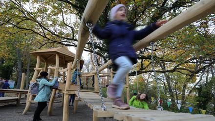 Ein Kind spielt auf dem Spielplatz „Seewiese“ am Treffpunkt Freizeit in Potsdam.