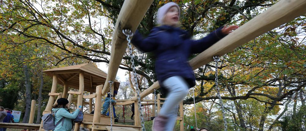 Ein Kind spielt auf dem Spielplatz „Seewiese“ am Treffpunkt Freizeit in Potsdam.