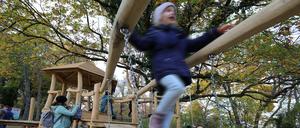 Ein Kind spielt auf dem Spielplatz „Seewiese“ am Treffpunkt Freizeit in Potsdam.