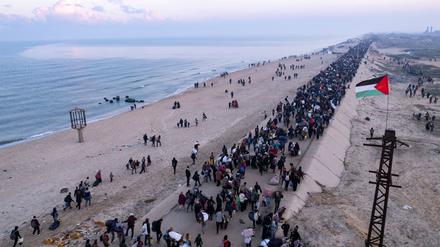 Nach Angaben der islamistischen Hamas kehrten am ersten Tag, an dem Israel den Netzarim-Korridor öffnete,  bereits rund 300.000 Menschen in ihre Wohngebiete im Norden des Gazastreifens zurück. 