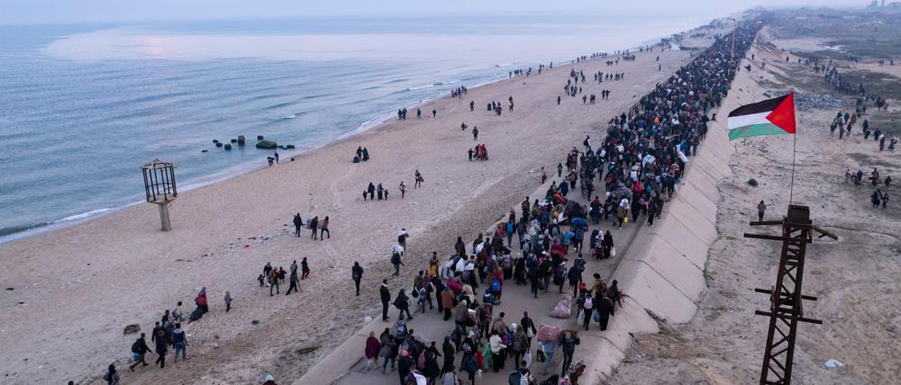 Nach Angaben der islamistischen Hamas kehrten am ersten Tag, an dem Israel den Netzarim-Korridor öffnete, bereits rund 300.000 Menschen in ihre Wohngebiete im Norden des Gazastreifens zurück.
