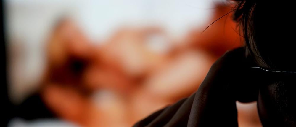  Ein Mann schaut sich auf einem Bildschirm einen Porno an. (gestellte Szene/Symbolbild)