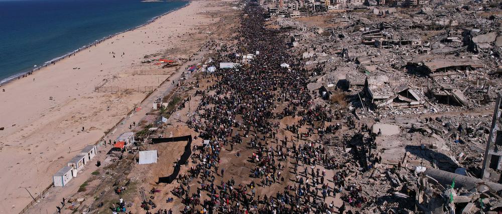 Laut der Hamas und den Vereinten Nationen sind Hunderttausende Vertriebene in den Norden Gazas zurückgekehrt.  