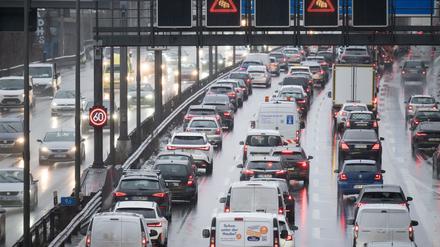 2024 waren die Menschen in Deutschland wieder mehr mit dem Auto unterwegs. (Archivbild).