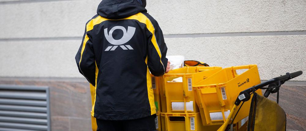 Postboten im Dienst dürften in den größeren bayerischen Städten am Dienstag Mangelware sein. (Archivbild)