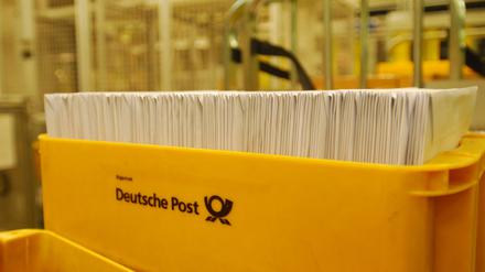 Post-Kiste in einem Logistikzentrum der Deutschen Post.