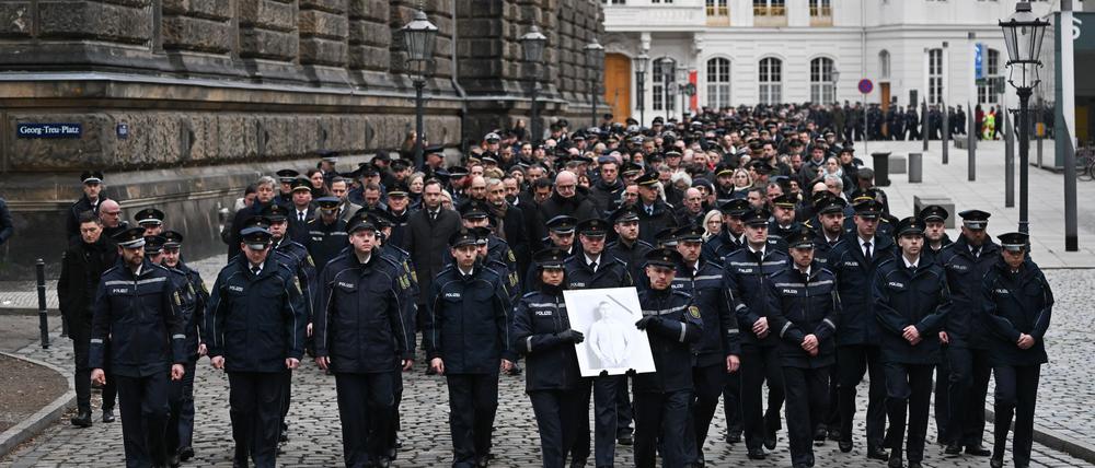 Der Polizist bekommt von seinen Kollegen ein letztes Geleit.