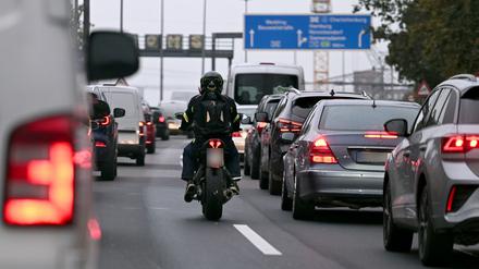 Grund für den Stau sind Straßenschäden. (Archivbild)